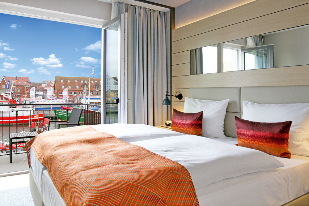 Hafenhotel Meereszeiten Хайлигенхафен Экстерьер фото