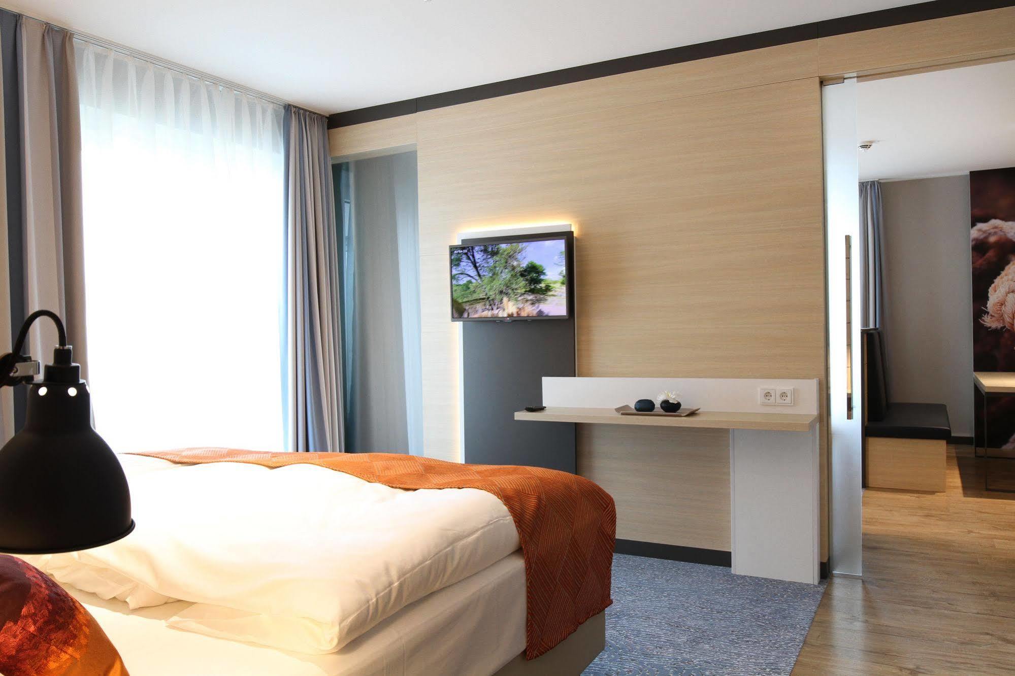 Hafenhotel Meereszeiten Хайлигенхафен Экстерьер фото