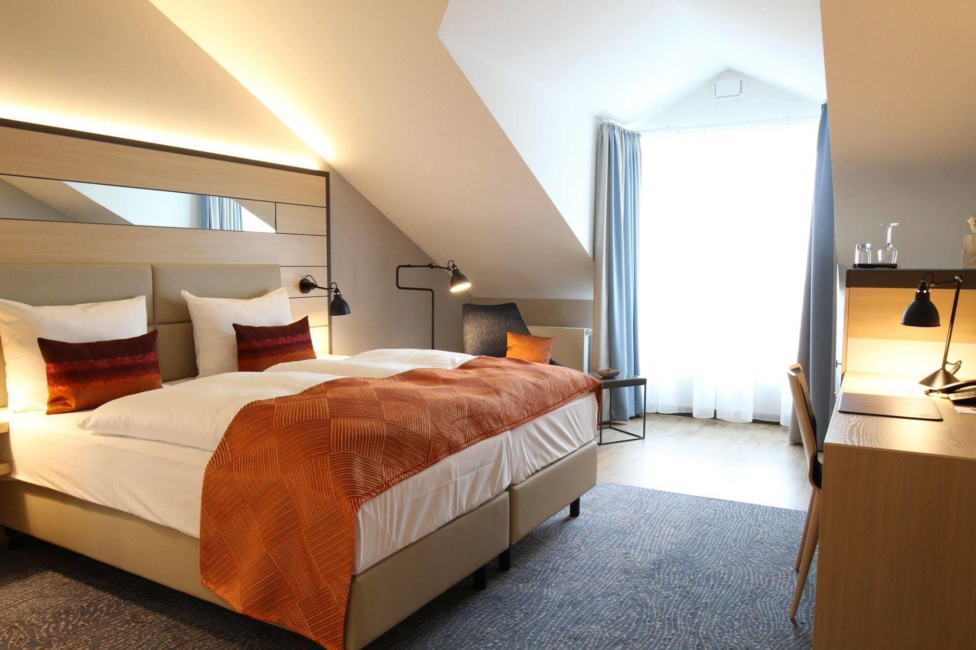 Hafenhotel Meereszeiten Хайлигенхафен Экстерьер фото